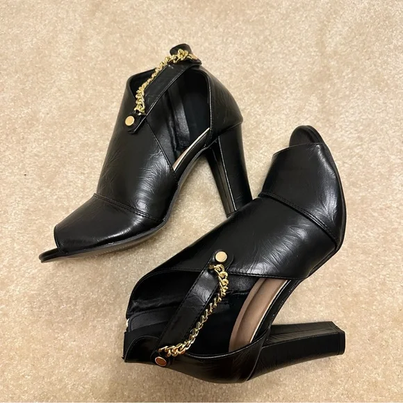 ⭐️ Black 8.5 Heeled Boots with Gold Chain Accent - Picture 3 of 9